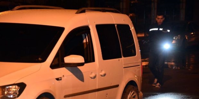 Adana'da seyir halindeki araca saldırı