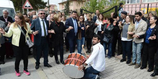 Halk oyunlarn eletiren mdr yardmcs okul nnde protesto edildi