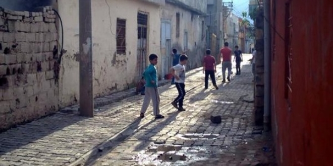 Silopi'de yasağa rağmen çocuklar sokakta top oynuyor