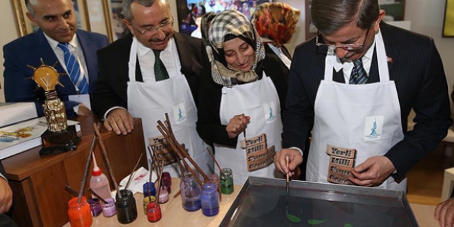 Başbakan Davutoğlu ebru çalışması yaptı