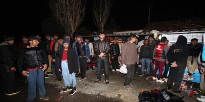 Kırklareli'de 25 sığınmacı ve kaçak yakalandı
