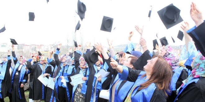'Üniversiteli anneler' diploma heyecanı yaşadı