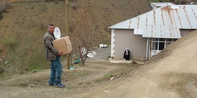 Şemdinli'ye göç eden 758 aileye yardım