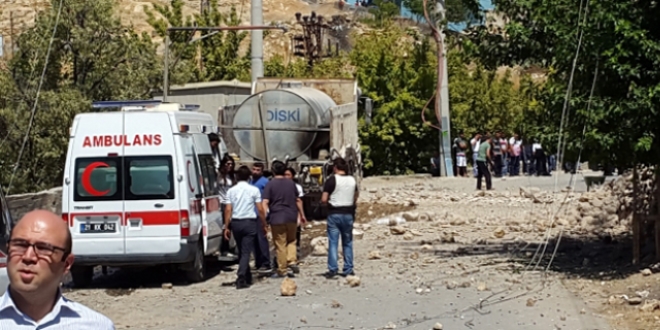 Patlayıcının infilak edilmesi sonucu yoldan geçen kişi yaralandı