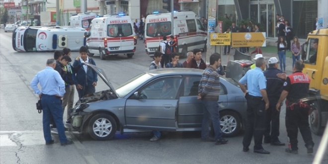 Hasta taşıyan ambulans kaza yaptı