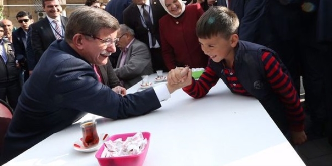 Davutoğlu, küçük Enes'le bilek güreşi yaptı
