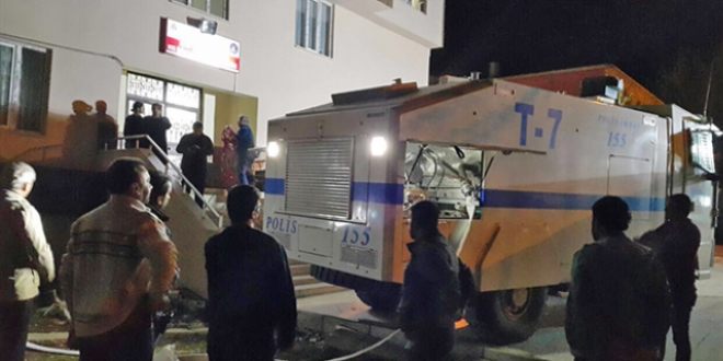 Siirt'te 'TOMA', üniversite yurduna su taşıdı