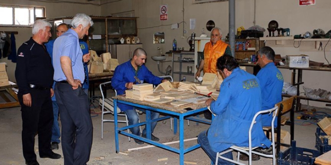 Okul sıraları ve kuş yuvaları mahkumlardan