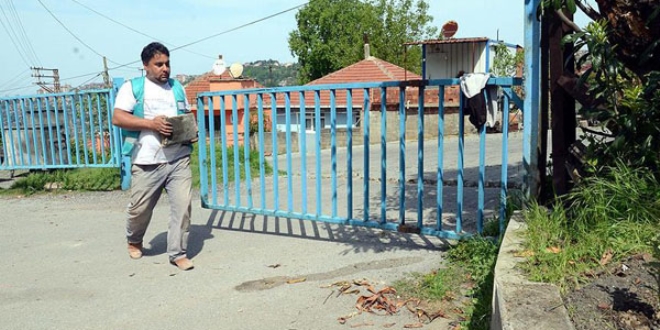 Cezasını çocuklarının okulunda çalışarak çekiyor
