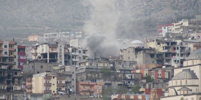 Şırnak'ta PKK'lıların karargah olarak kullandıkları binalar ateş altında