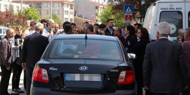 Cenaze aracının önünü kesen polis silah çekti