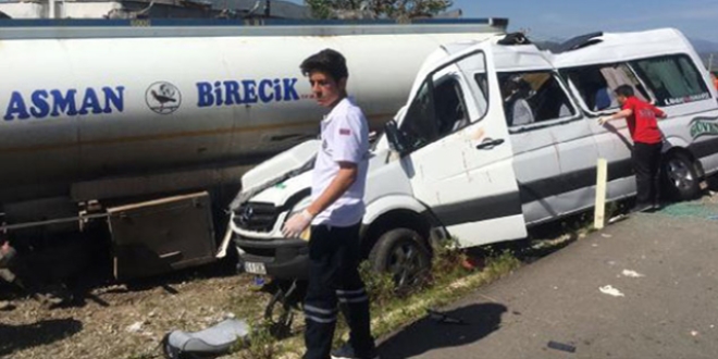 Yolcu minibüsü tankere çarptı: 3 ölü, 11 yaralı