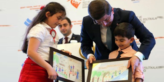 Şehit çocuklarından Davutoğlu'nu duygulandıran hediye