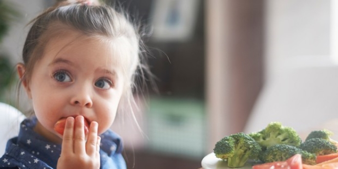 Çocuğunuza yemek yedirirken bunları yapmayın