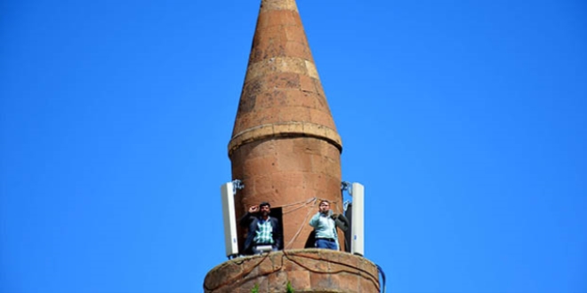Telefonla konuşmak için minareye çıkıyorlar