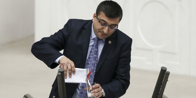 CHP'li vekil, meclis kürsüsünde süt içti