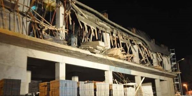 Belediye inşaatı çöktü: 4 işi yaralı
