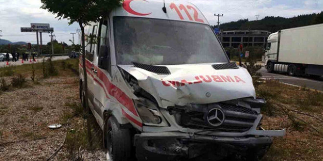 Muğla'da ambulans kaza yaptı: 1 ölü, 2 yaralı