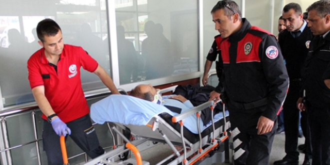 Kamyon ile polis aracı çarpıştı: 3 kişi yaralandı