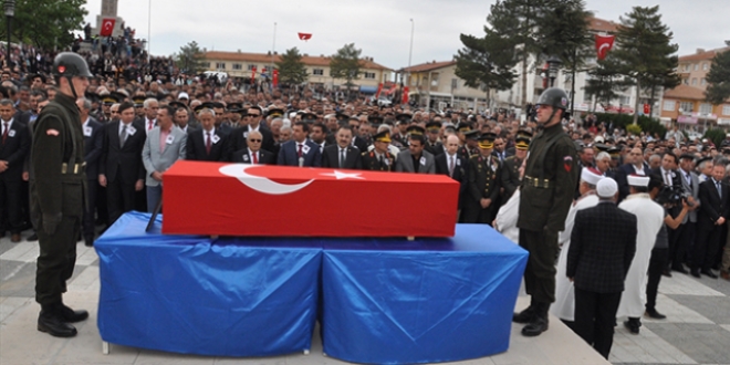 Şehit uzman çavuş Yılmaz, son yolculuğuna uğurlandı