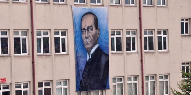 Okula aslan 'Atatrk posteri'ne benzemiyor tepkisi