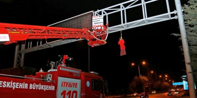 Trafik uyarı levhasına cansız manken astılar