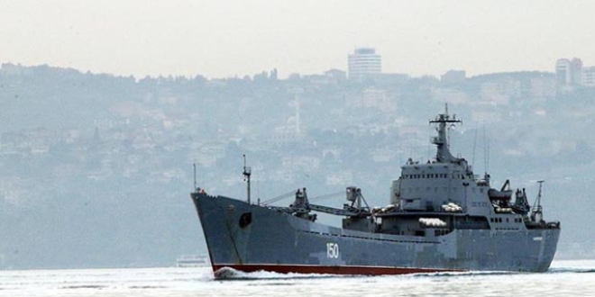 Rus savaş gemisi İstanbul Boğazı'ndan geçti