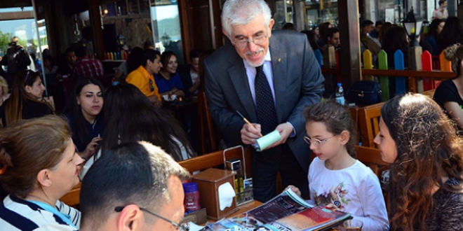 Emekli profesör öğrencilere yardım için garson oldu