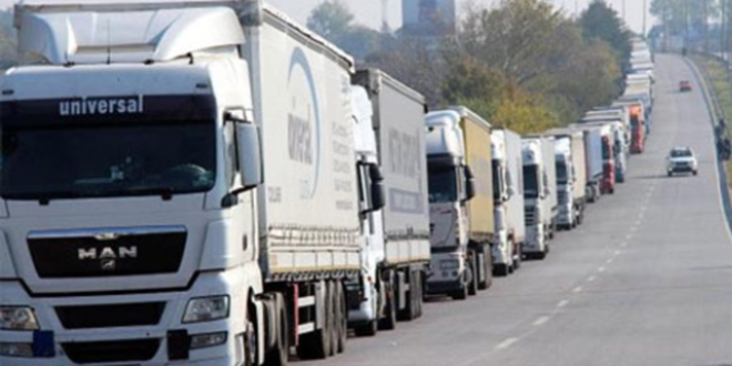 Kapıkule'de 12 kilometre kuyruk oluşturdu