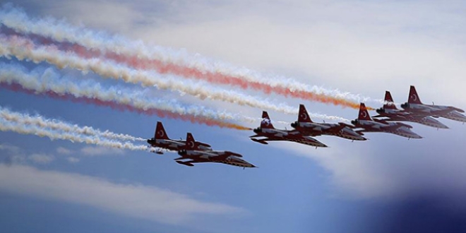 Türk Yıldızları Antalya'da nefes kesti