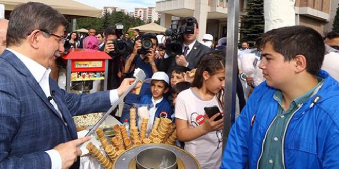 Suriyeli çocuk Sare Davutoğlu'na çizdiği resmi hediye etti