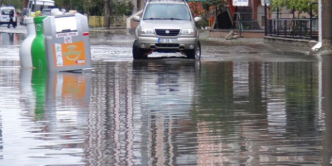 Edirne'de cadde ve sokaklar göle döndü
