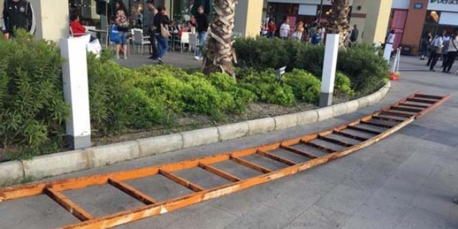 AVM'nin çatısından merdiven düştü: 2 yaralı