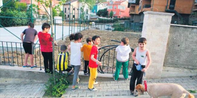 Lüks site çocuk parkını gasp etti