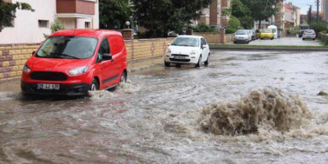 Edirne'de yağmur ve dolu, hayatı olumsuz etkiledi