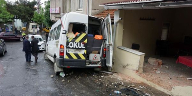 Öğrenci servisinin freni boşaldı: 8 öğrenci yaralı