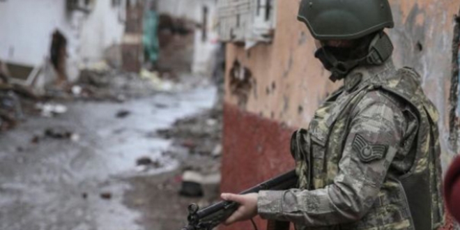 Hakkari'de 1 PKK'lı ölü, 1 PKK'lı yaralı ele geçirildi