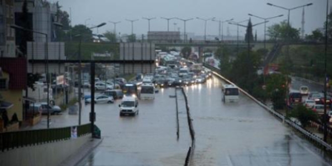 İstanbul'u yağmur vurdu, trafik felç