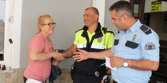 Polis yolda bulduğu cüzdanı sahibine teslim etti
