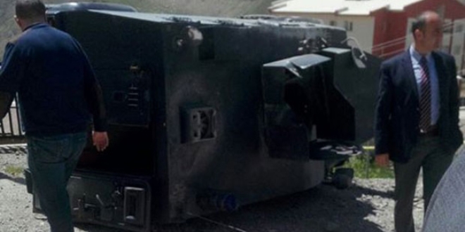 Hakkari'de zırhlı polis aracı devrildi: 2 yaralı