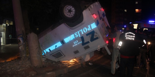 Diyarbakır'da zırhlı polis aracı kaza yaptı: 3 yaralı
