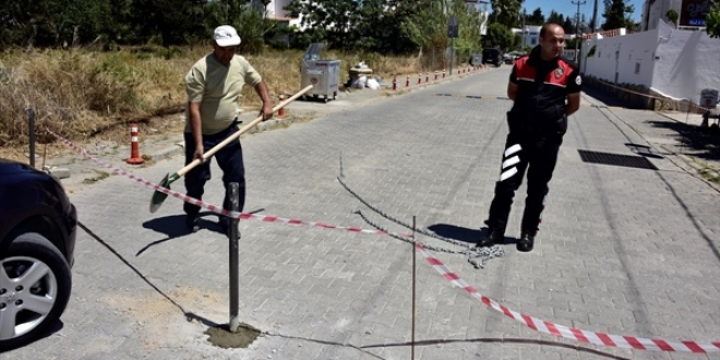 Arazilerinin üzerinden geçen yolu zincirle kapattı