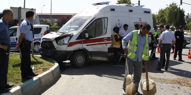 Ambulans ile otomobil çarpıştı: 1 ölü, 4 yaralı