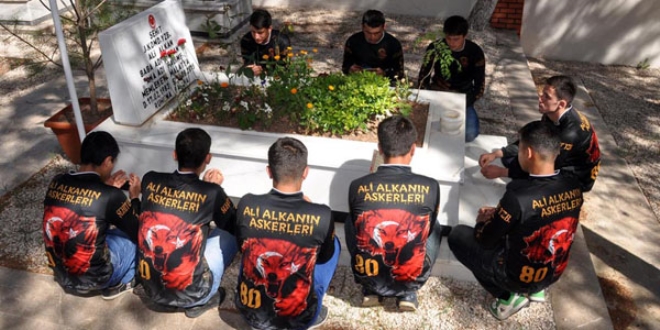 Askerleri Yüzbaşı Ali Alkan'ı mezarı başında andı