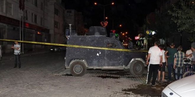 Van'da zırhlı polis araçları geçişi sırasında patlama
