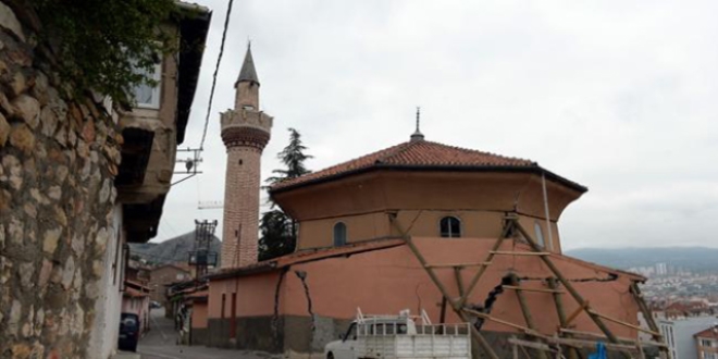 Yıkılmak üzere olan camiye 'ağaç direkli' önlem