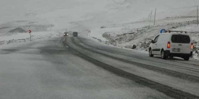 Ardahan'da etkili olan kar yağışı vatandaşlara zor anlar yaşattı