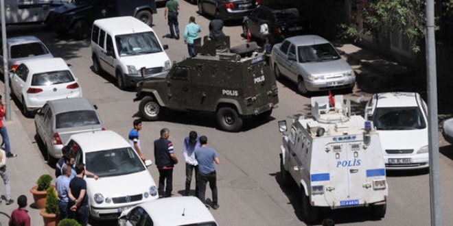 Diyarbakır'da askeri binanın çatısında patlama