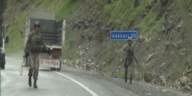 Hakkari'de teröristlerin yola döşediği patlayıcı imha edildi