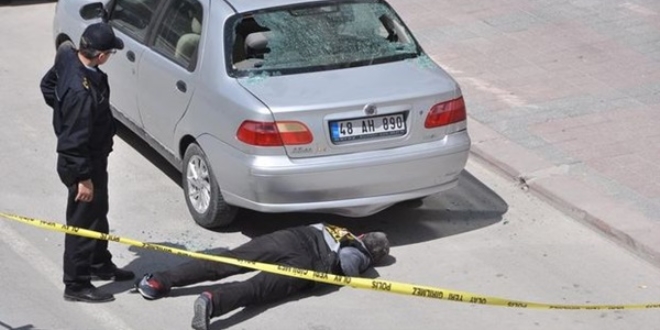 Kütahya'da camı patlayan otomobil polisi ayağa kaldırdı